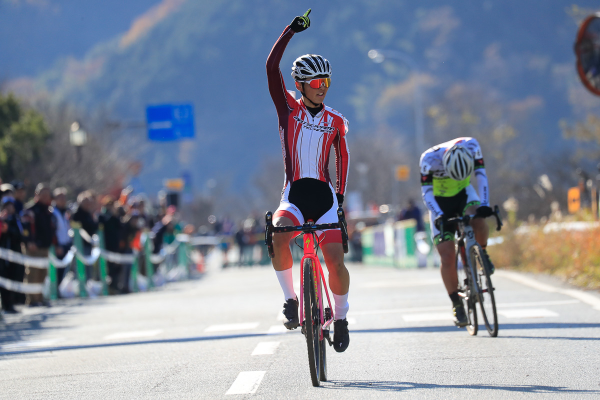 男子ジュニア 村上裕二郎（松山工業高校）が松本一成（TEAM SCOTT JAPAN）を下してチャンピオンに