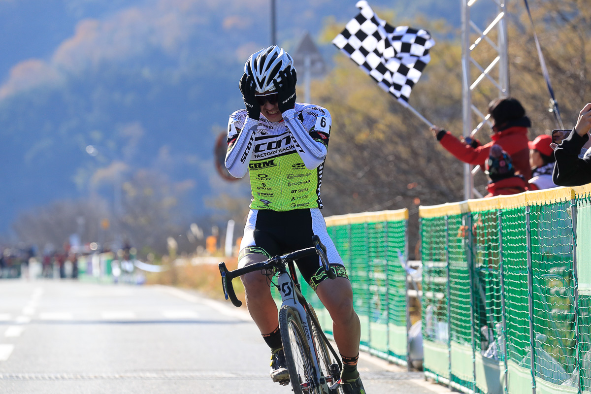 2位でフィニッシュ。顔を覆う松本一成（TEAM SCOTT JAPAN）