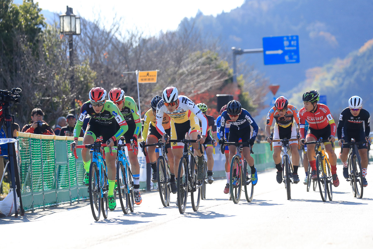 U23スタート ホールショットは織田聖（弱虫ペダルサイクリングチーム）