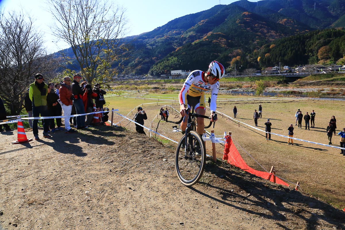 激坂急登区間を乗ったままクリアする織田聖（弱虫ペダルサイクリングチーム）