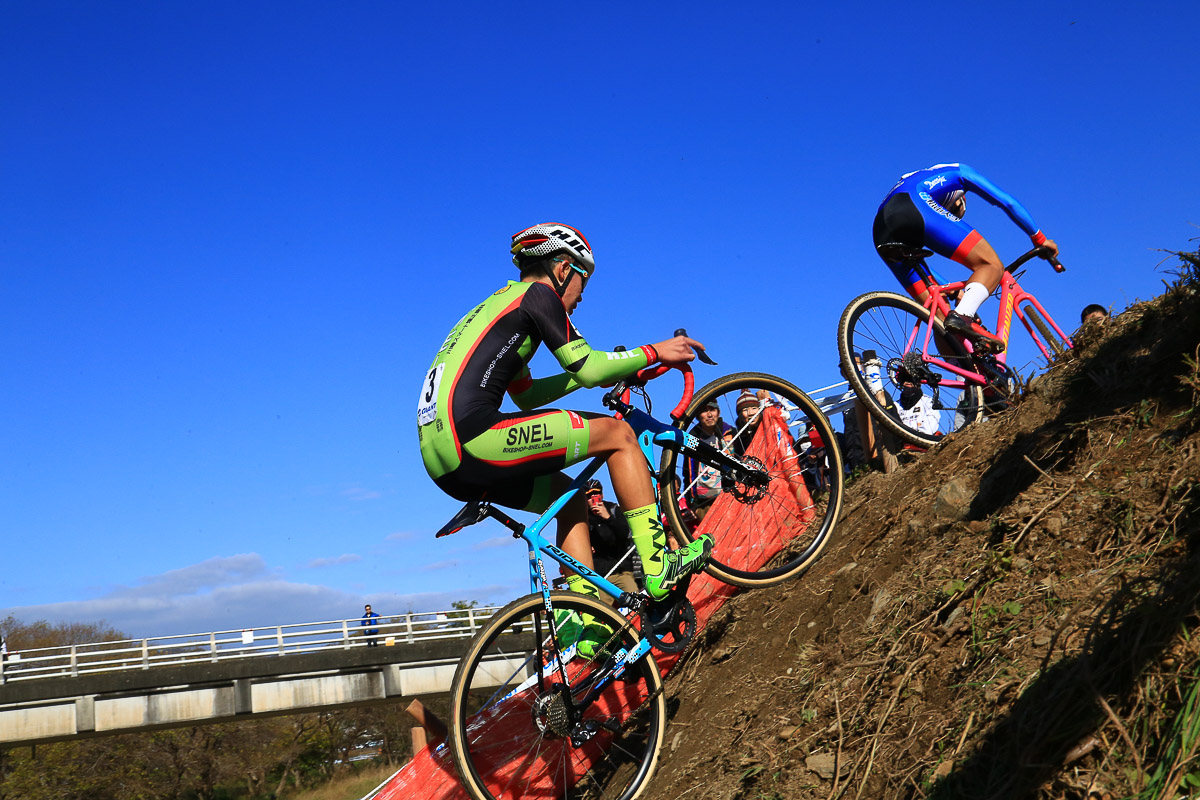 激坂急登区間をこなす積田連（SNEL CYCLOCROSS TEAM）と 村上功太郎（松山大学）