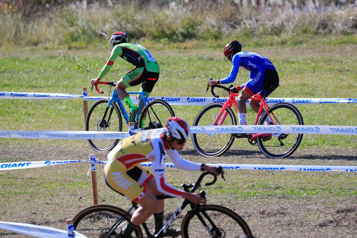  積田連（SNEL CYCLOCROSS TEAM）に追いついた村上功太郎（松山大学）だが、織田聖はまだ遠い