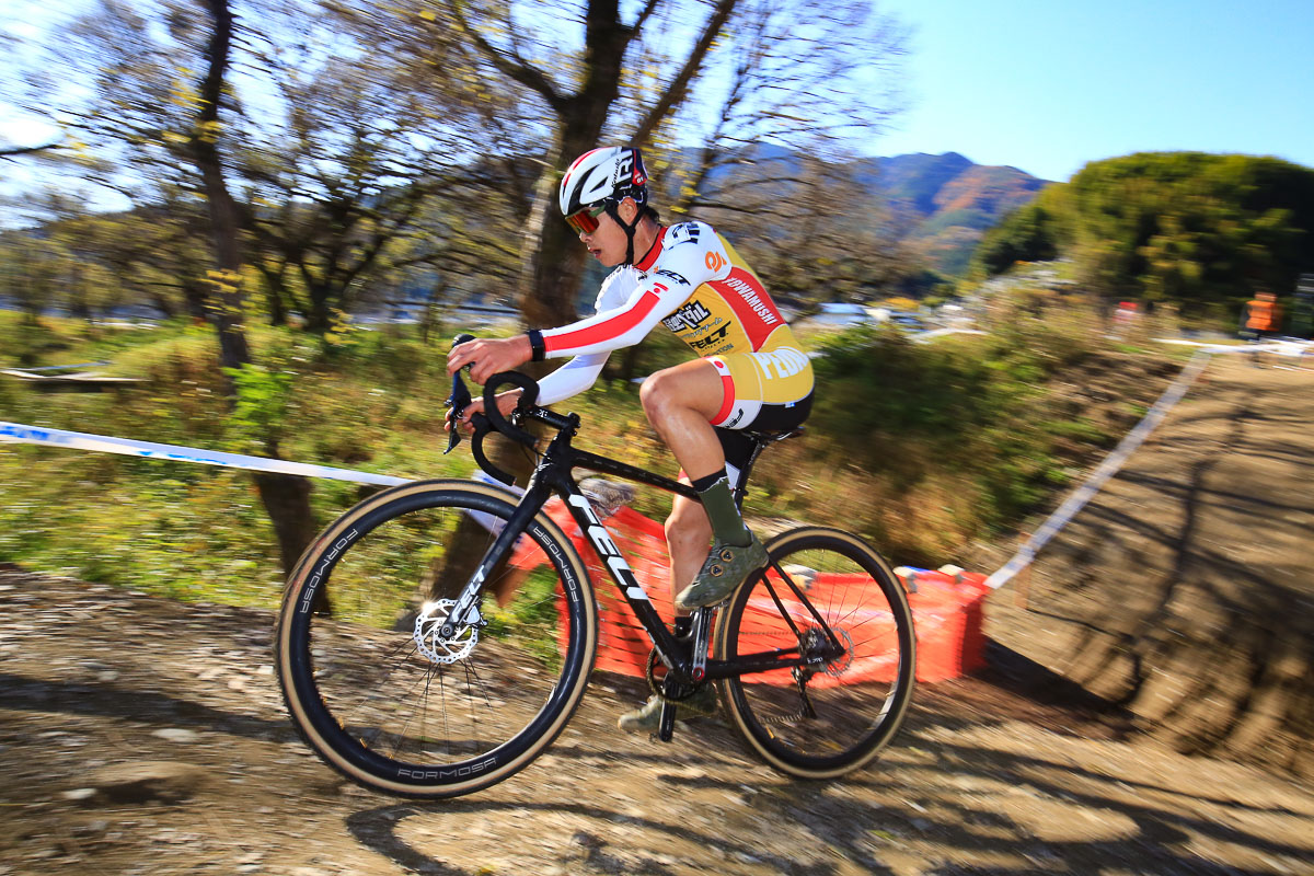 順調に差を開く織田聖(弱虫ペダルサイクリングチーム)