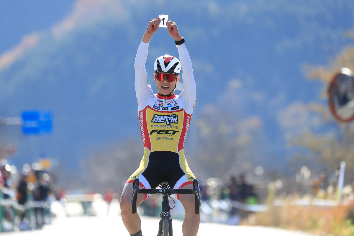 男子U23 「1番」を示しながらフィニッシュする織田聖(弱虫ペダルサイクリングチーム)