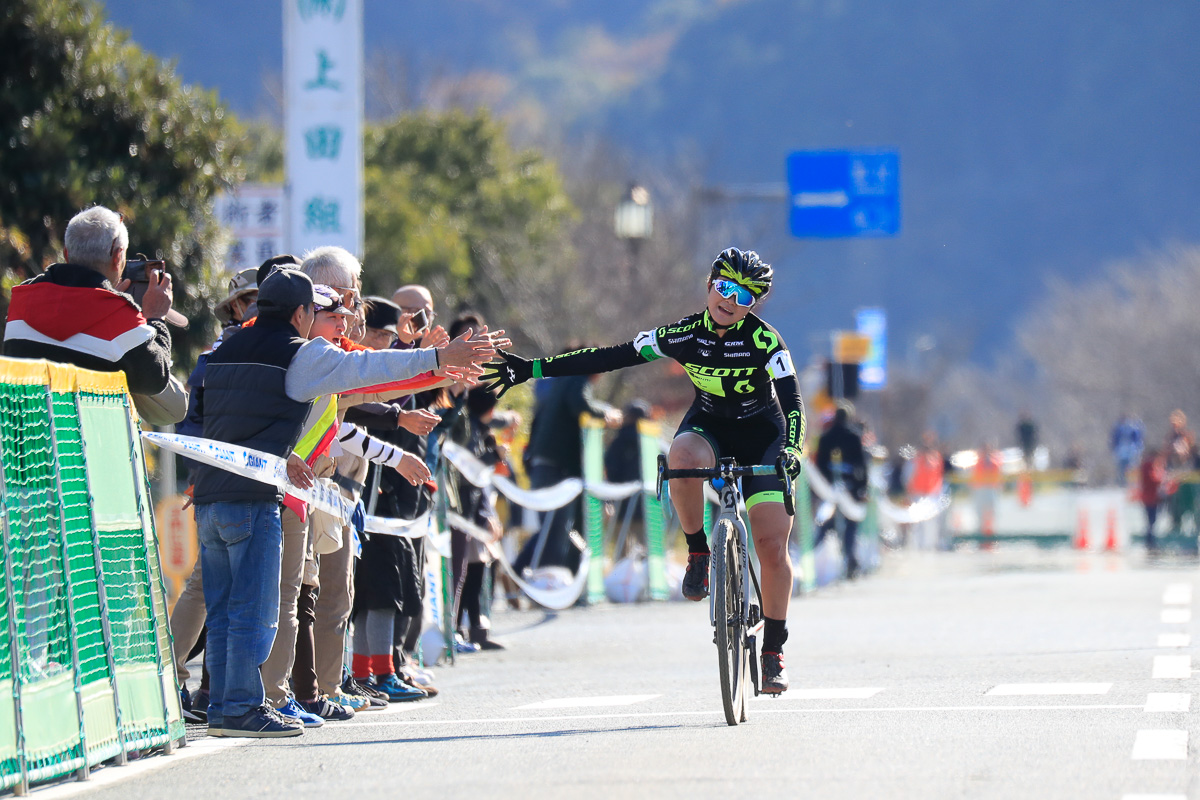 観客のハイタッチに応えながらフィニッシュする松本璃奈（TEAM SCOTT）