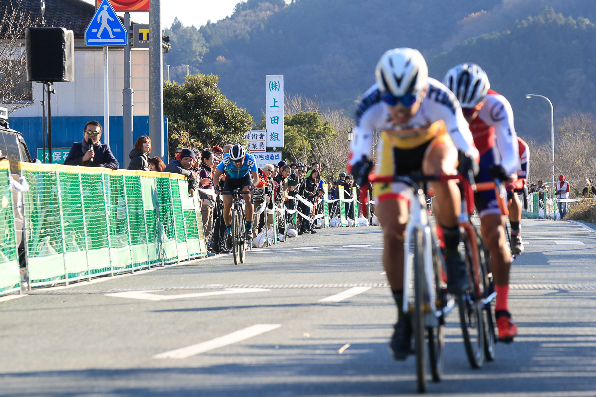 ワンミスで遅れた山本幸平(Dream Seeker MTB Racing Team)が懸命の追走