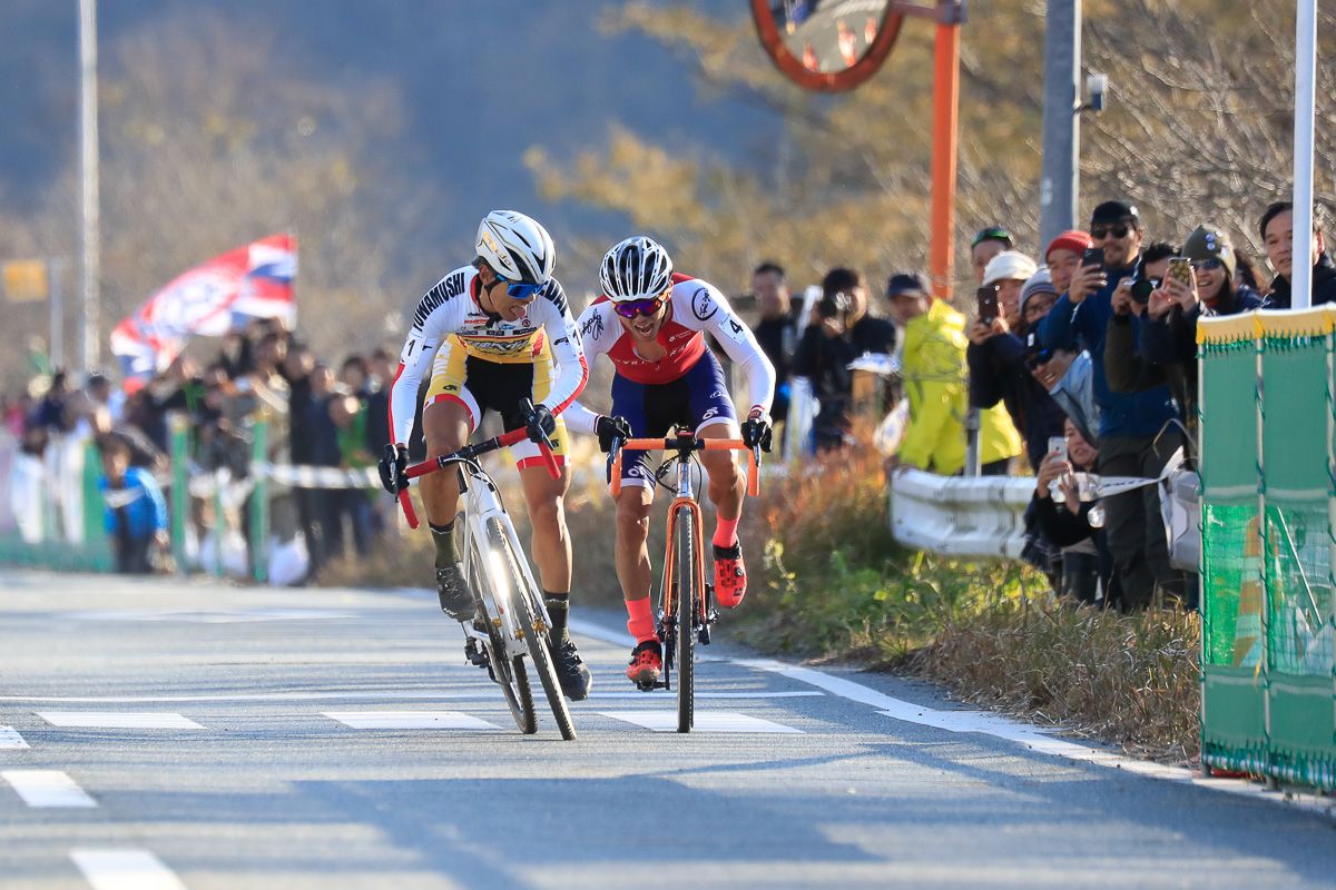 前田公平(弱虫ペダルサイクリングチーム)が竹之内悠の前に出る