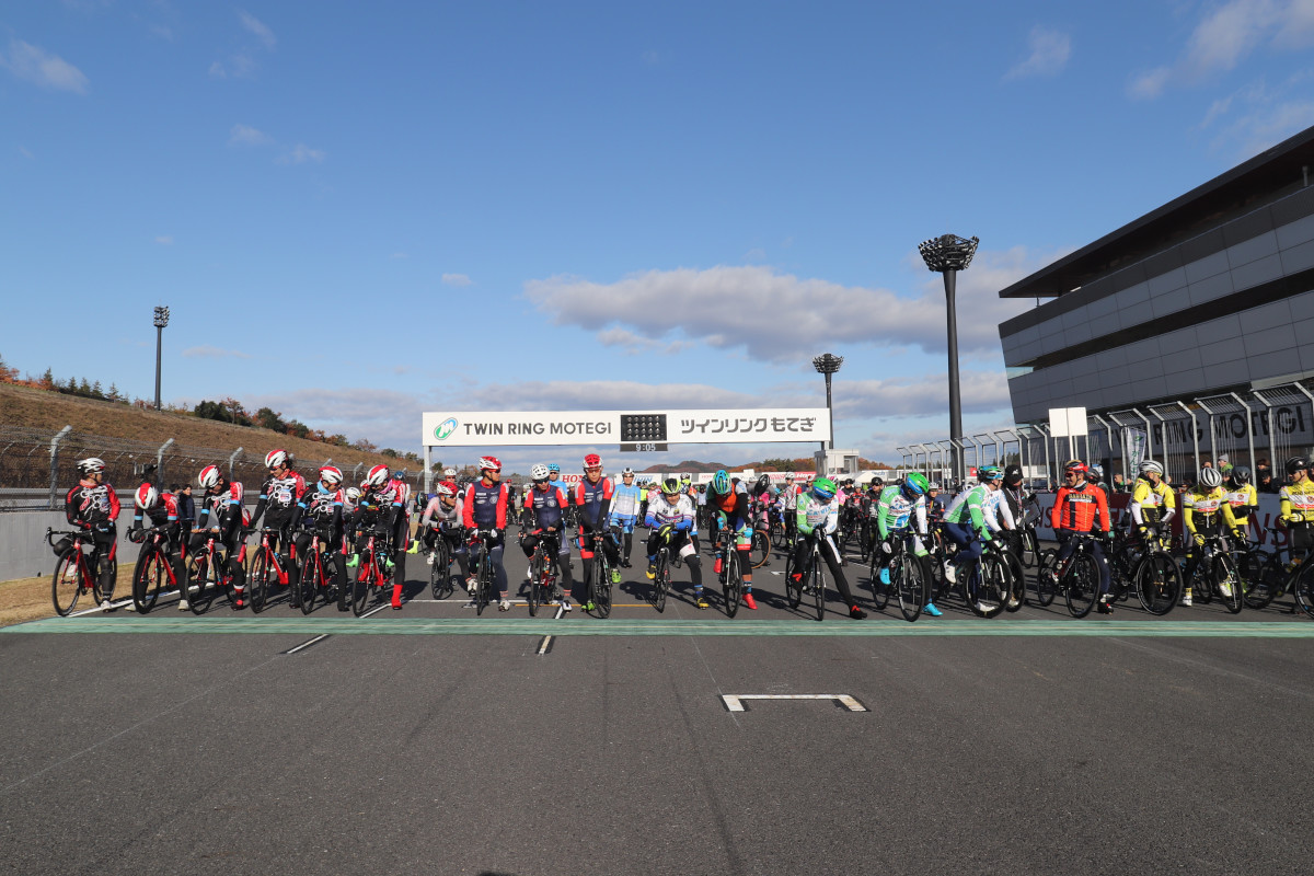 国内Jプロツアーに参戦しているチームを中心に多数のサポートライダーが集まった