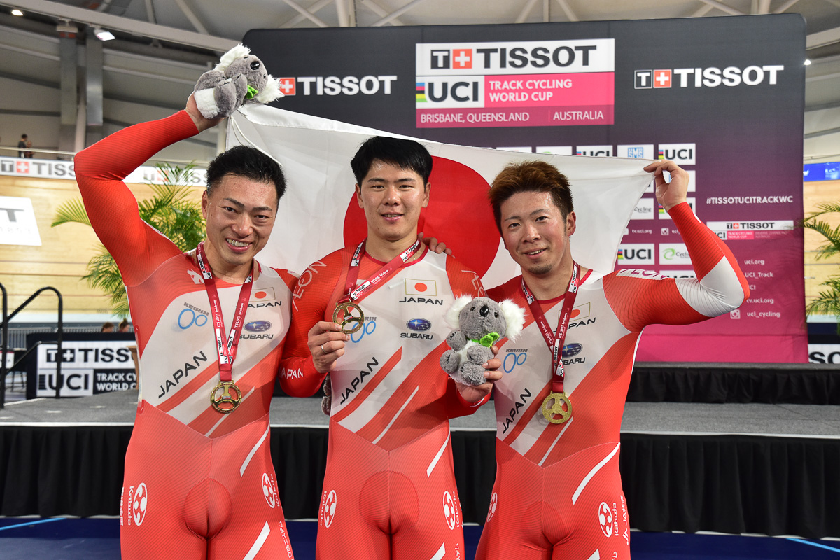 男子チームスプリントで優勝した日本チーム 左から新田、長迫、深谷
