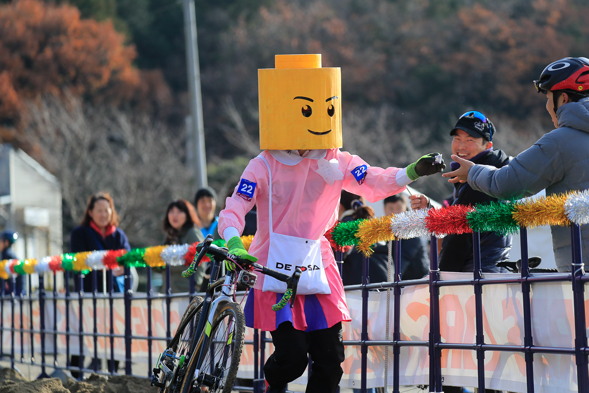 レゴブロック?な仮装してお菓子を配りながら走る!