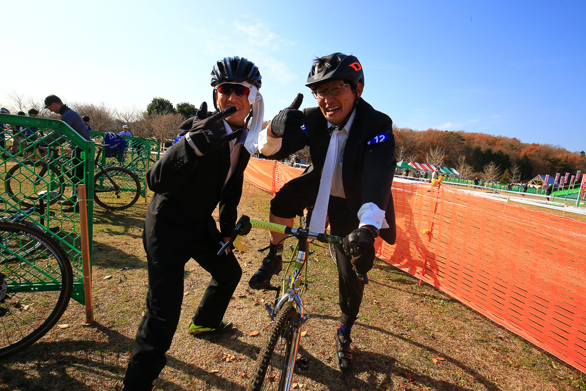 スーツ姿で走るサラリーマン