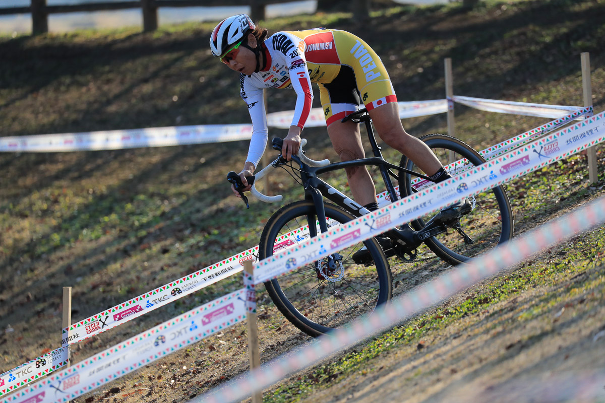 2位を走る唐見実世子(弱虫ペダルサイクリングチーム)