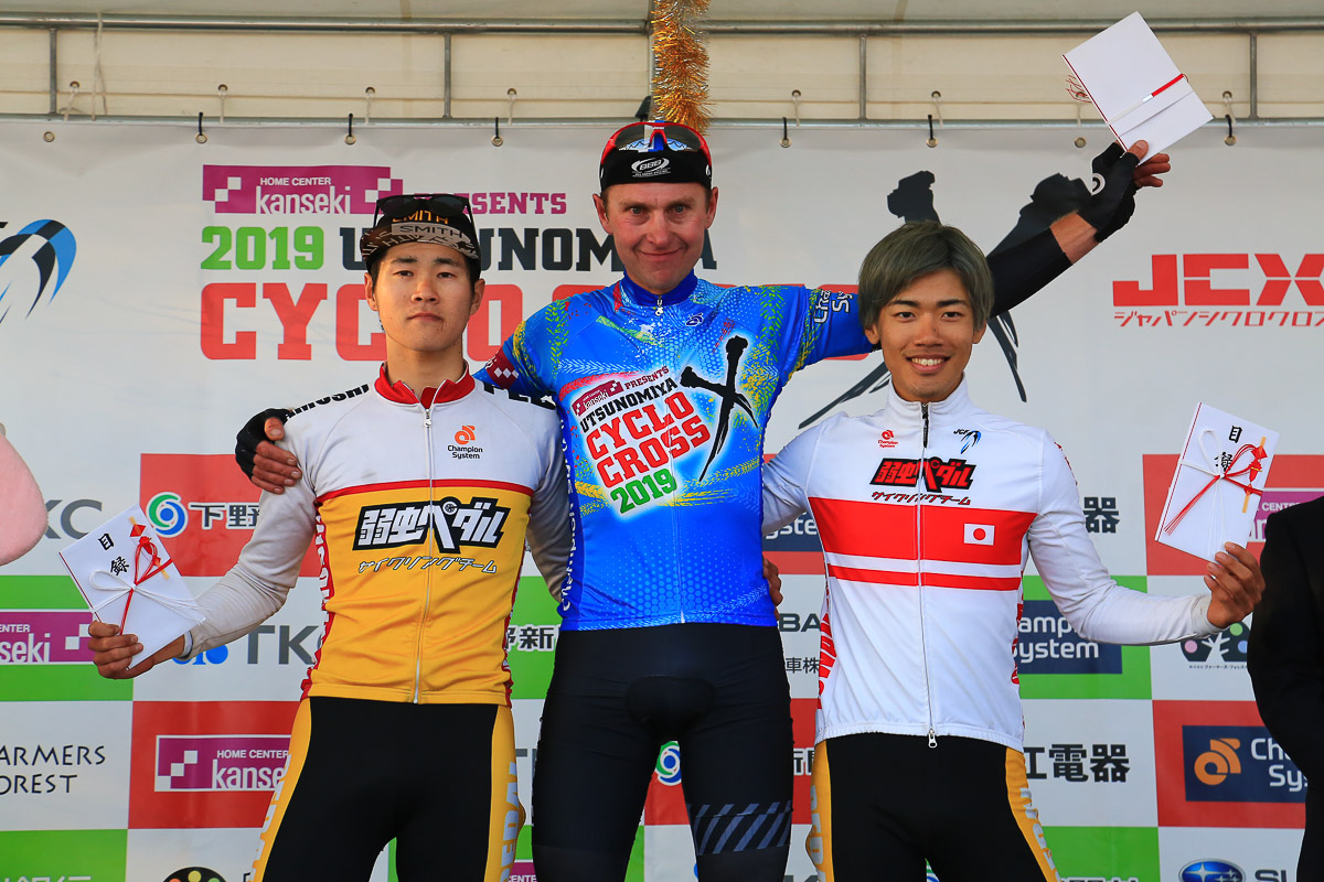UCI男子エリート表彰 エミル・ヘケレ(チェコ、Zekof Team)が優勝、2位織田聖、3位前田公平(弱虫ペダルサイクリングチーム)