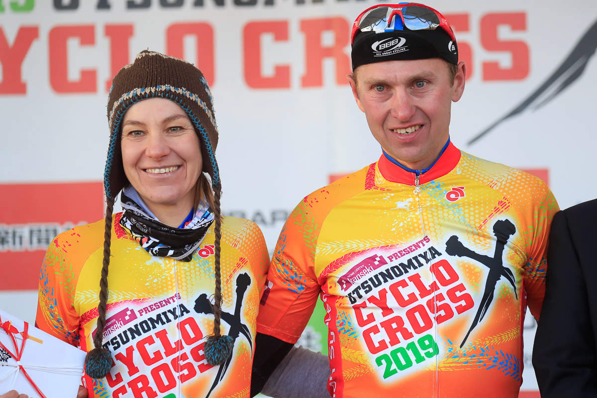 総合優勝ジャージを着たジャンカ・ケセグステブコア（スロバキア、OUTSITERZ cycling）とエミル・ヘケレ（チェコ、Zekof Team）