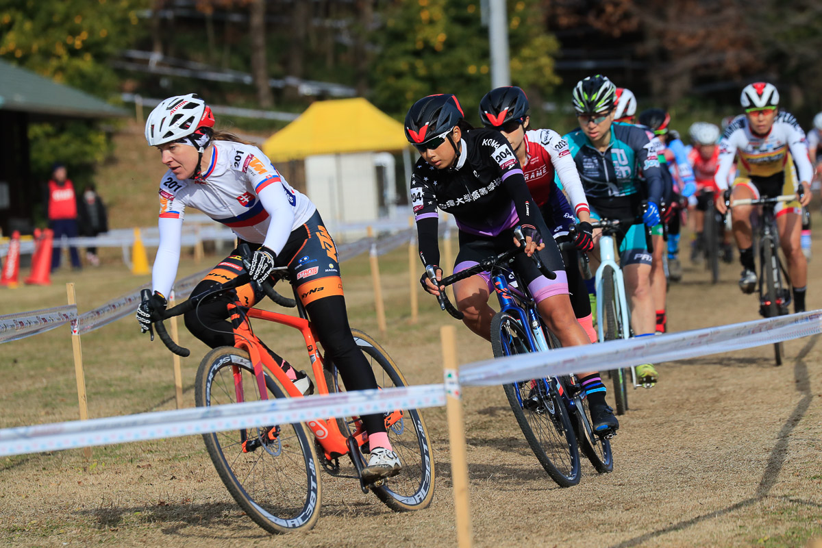 UCIエリート女子  スタート直後から飛ばすジャンカ・ケセグステブコア（スロバキア、OUTSITERZ cycling）