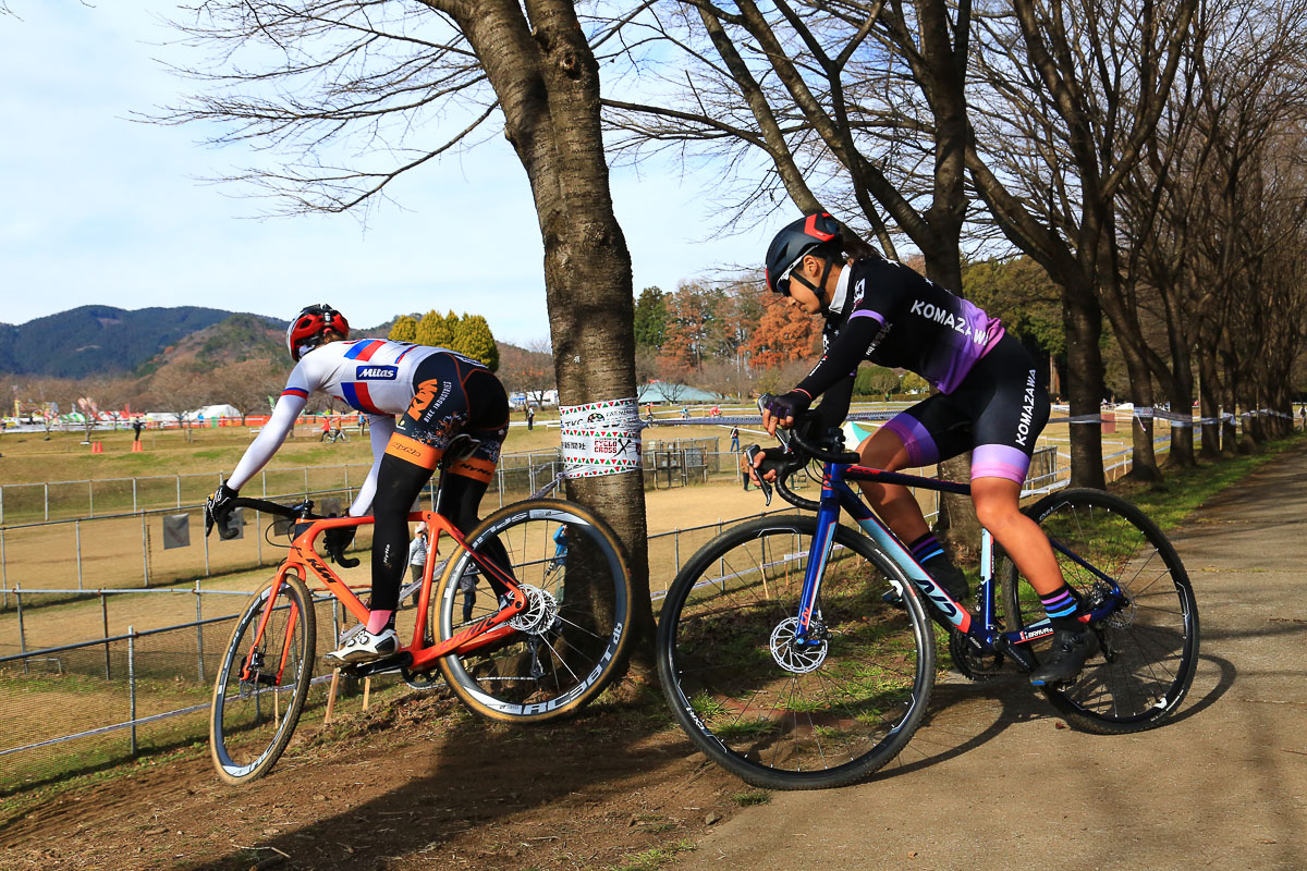ジャンカ・ケセグステブコア(スロバキア、OUTSITERZ cycling)をマークする渡部春雅(駒澤大学高等学校)