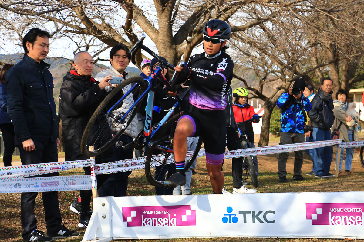 シケインをジャンプする渡部春雅(駒澤大学高等学校)