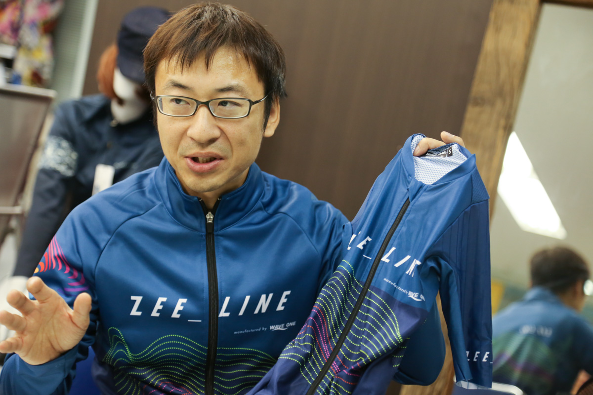 「クオリティ、価格の両立を果たしたデュアルスーツをラインナップに加えました」太郎田さん