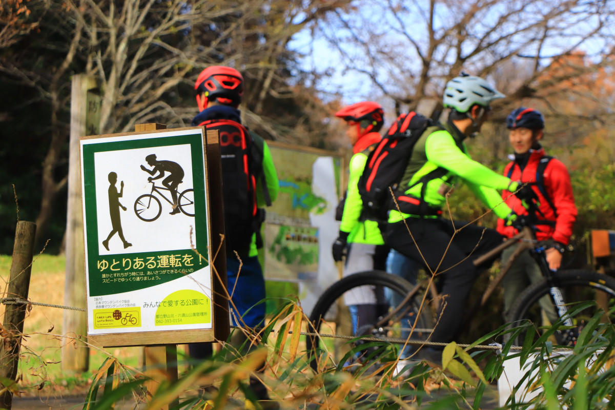 こんな看板も設置されている　自転車が走ることが前提とされているのは地道な活動の賜物だ