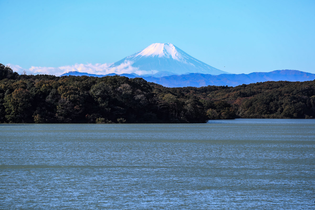 遠くに富士山を望むこともできる狭山湖　なんだか銭湯の壁画ぽくもある