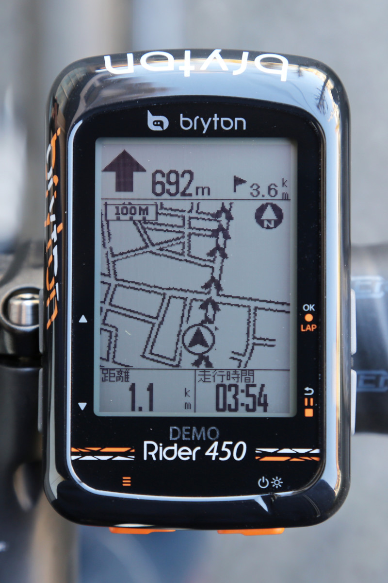 ルートナビ画面 マップ上に黒い矢印で目的地までの道のりを示してくれる Cyclowired