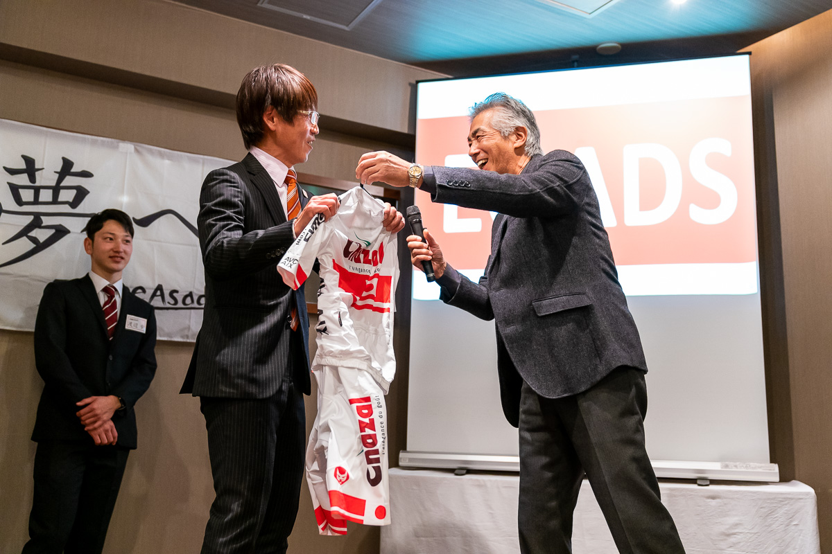 田之頭宏明後援会長には、石上の仏所属チーム『AVC AIX PROVENCE』版の全日本チャンピオンジャージが贈られた