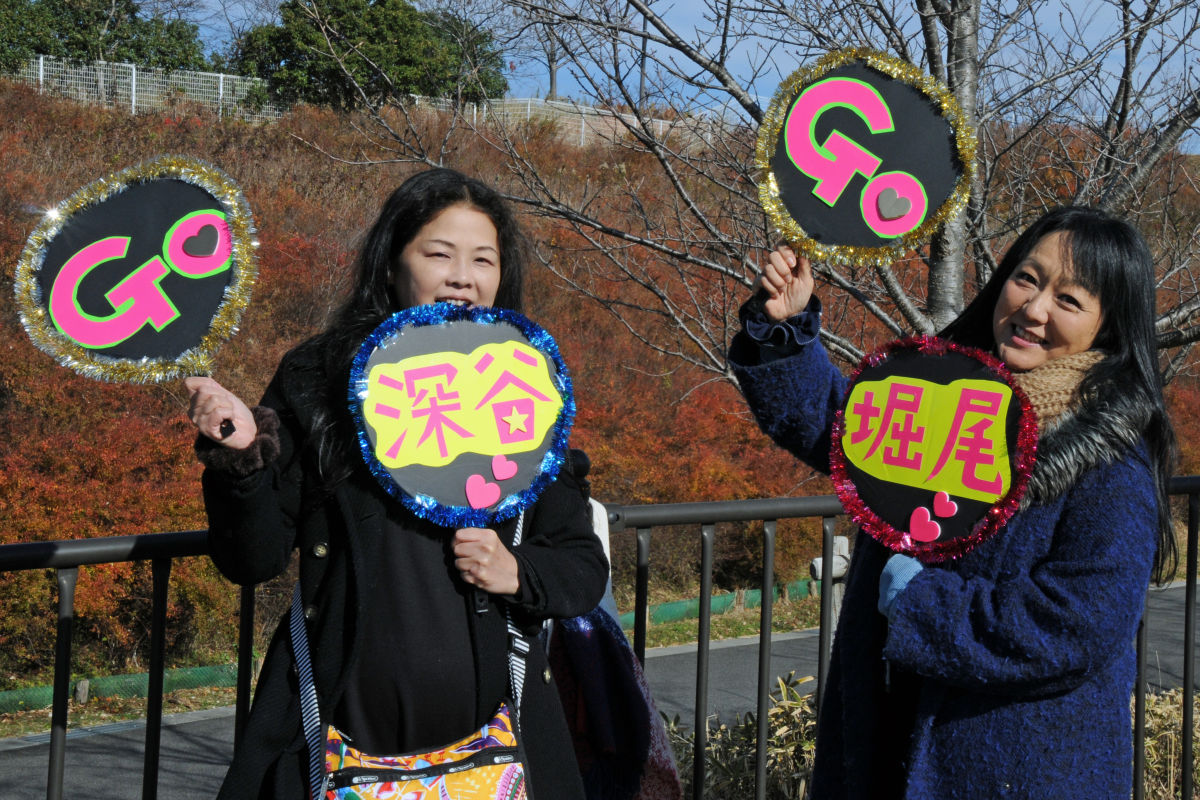 自作のうちわを持って名古屋市から知人の応援に駆けつけた木村亜樹さん(左)と岡村亘代さん(右)