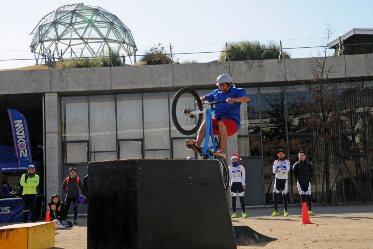 キナンサイクリングチームのホストイベントではおなじみ、おかっぴさんのMTBショー。高さ120cmの台に飛び乗るなど数々のパフォーマンスを披露。ギャラリーを大いにわかせていた