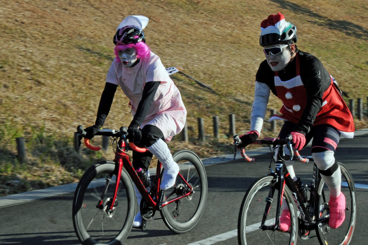 ナースとサンタクロース(?)に扮した参加者。気合いの入ったコスプレでとても目立っていた