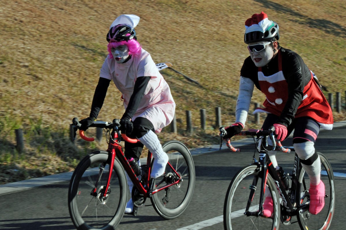 ナースとサンタクロース(？)に扮した参加者。気合いの入ったコスプレでとても目立っていた