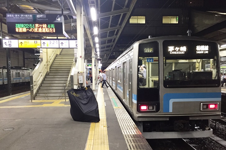 大雨の中出発を待つ相模線の205系500番台。この電車も遠からず置き換えられそうなので記録しておこう…