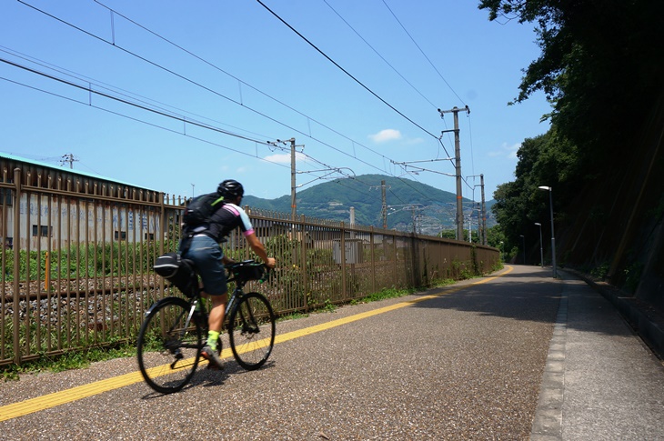 紀勢本線に寄り添うようにはじまるのが廃線跡の証、サイクリングロードはこの先すぐに分かれてゆきます