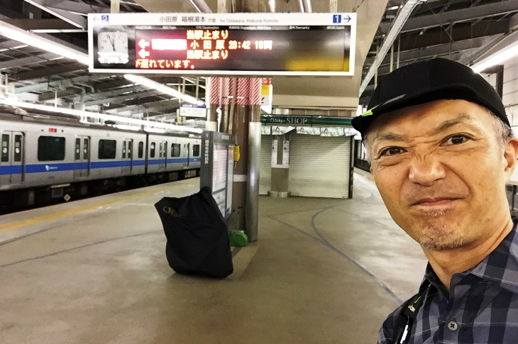 急遽乗り換えた小田急線も遅延が広がって大変なことに！待てど暮らせど列車がやってこないので気が気ではない！！