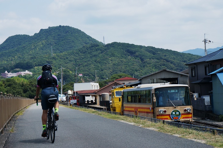 有田川の土手を走っていると、動態保存のレールバス[もと樽見鉄道のハイモ180形]が保線用モーターカーに牽かれてやってきた！