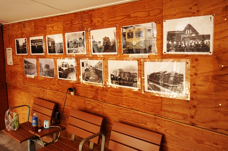 板張りの質素な駅待合所では昔の紀州鉄道の写真が張り出されていた。こういう演出はテツ的にはとてもうれしい(笑)
