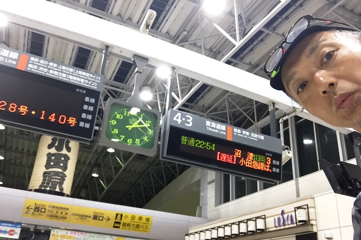予定より大幅に遅れて到着した小田原駅でしたが、未だ列車のやって来る時間は未定で気が休まらない