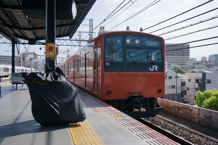 大阪環状線ではこれまた懐かしい国鉄型201系通勤型電車に遭遇！しかしこのレポートが掲載される頃にはもうその姿を見ることはできません(号泣)