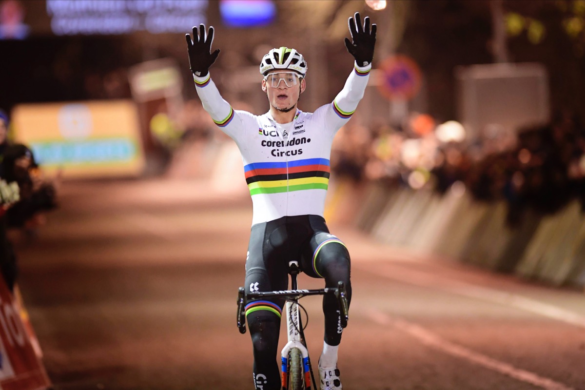 10勝目をアピールしながらフィニッシュするマチュー・ファンデルポール(オランダ、コレンドン・サーカス)