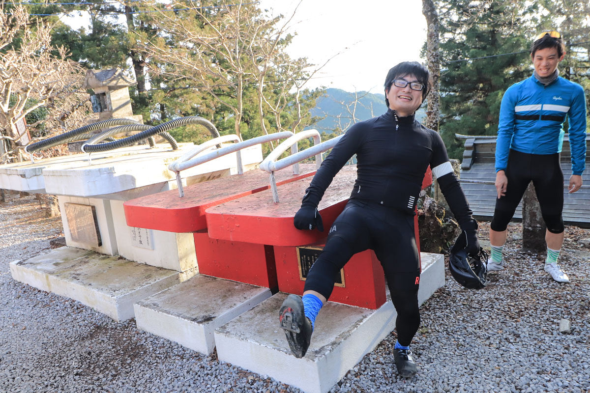 夫婦下駄の前でとても楽しそうな安岡