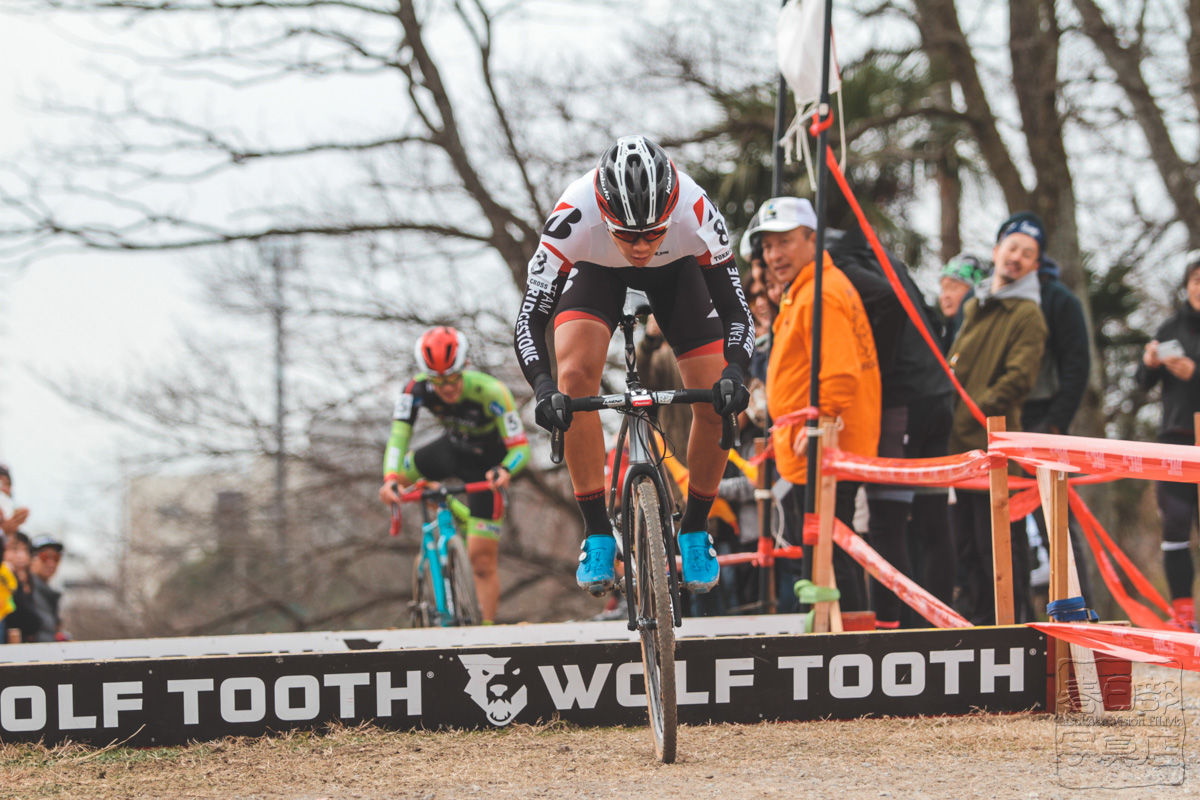 毎周回バリアをバニーホップで超える沢田時 (TEAM BRIDGESTONE Cycling)