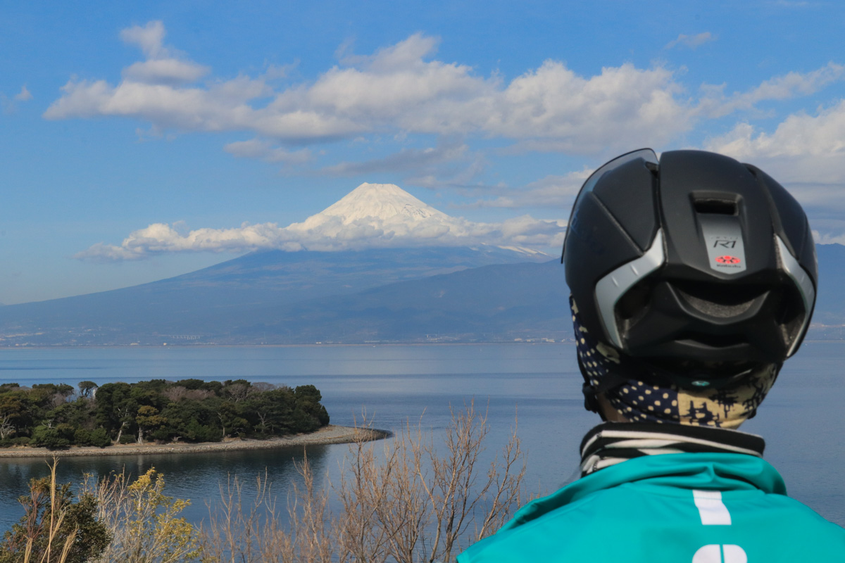 富士山が晴天にくっきりと姿を現す。「秀峰なり〜」