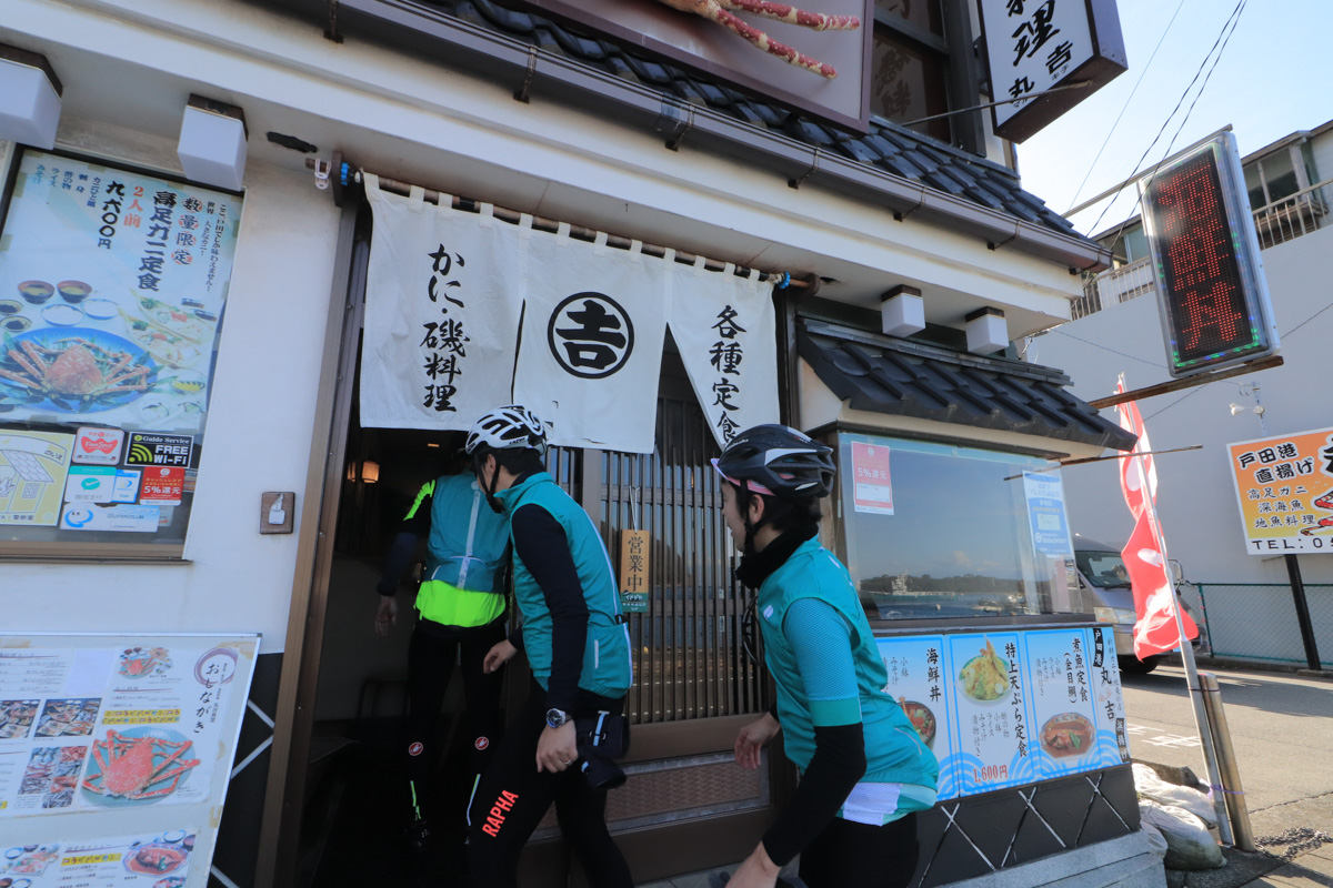 ランチタイムは戸田港の海鮮料理屋へ。昨年も立ち寄った馴染みのお店だ