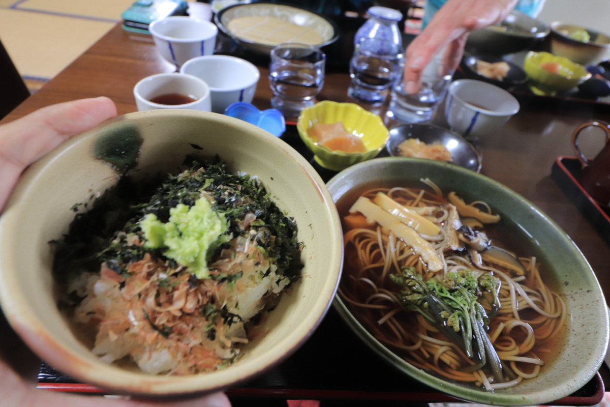 昼食にわさび丼と温かいそばで暖を取る