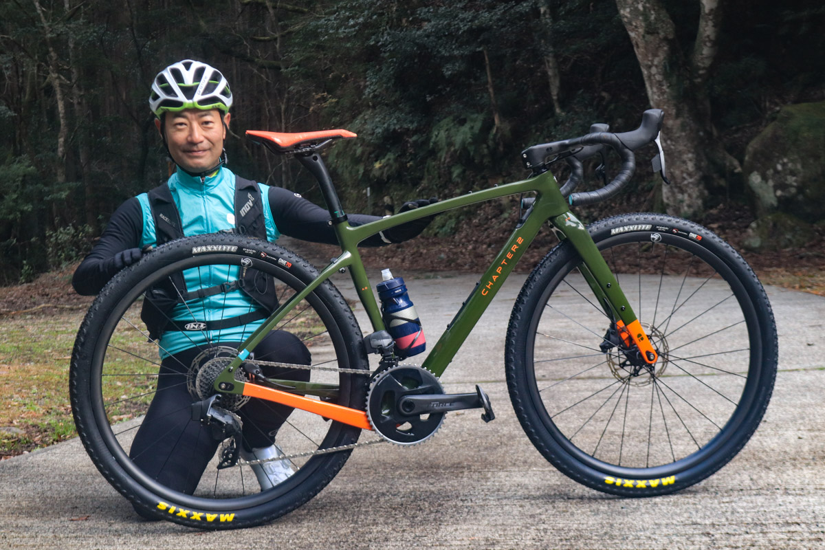 MTB用の27.5×2.0タイヤを取り付けたChapter2 AOとテスターの綾野 真(CW編集部)