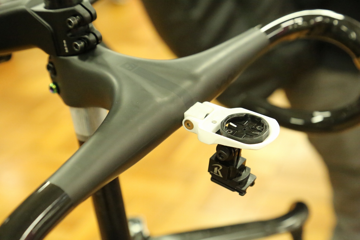 オリジナルモデルが増加するハンドル事情に合わせ、専用モデルを多く開発するレックマウント。3Dプリンターで出力されたモックが展示中だった。サイコンマウントでお悩みの方は一度サイトを覗いてみては