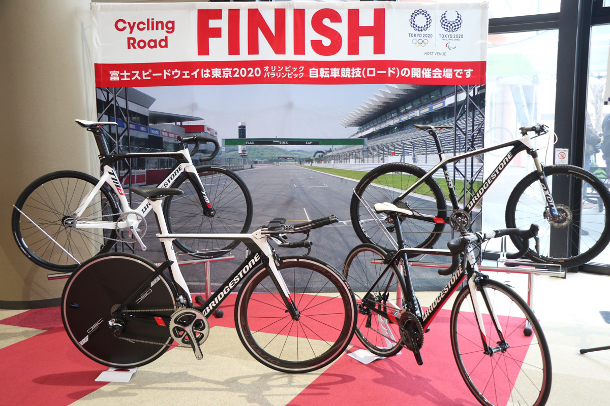 競技用自転車に触れることができる展示も