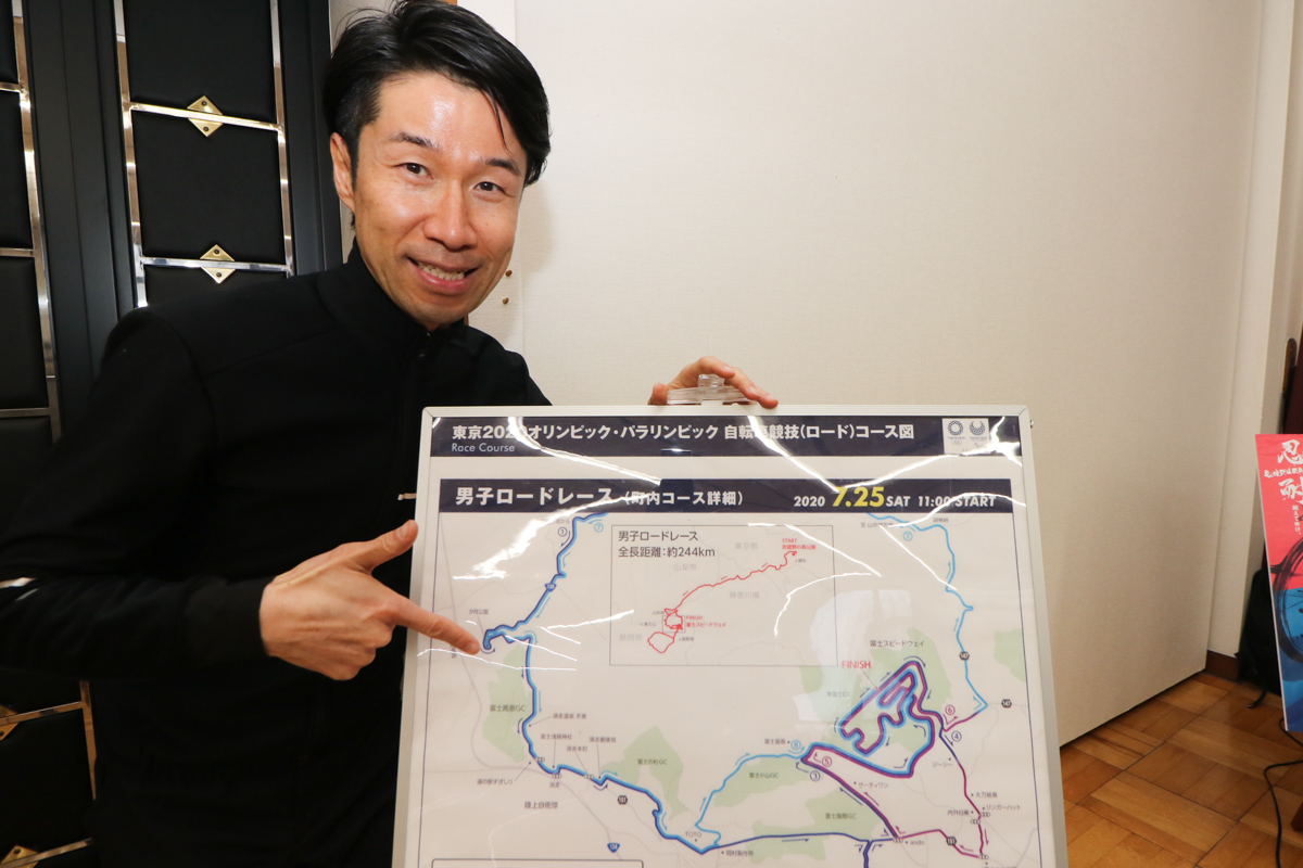 東京五輪ロードのコースマップを手にした栗村修さん