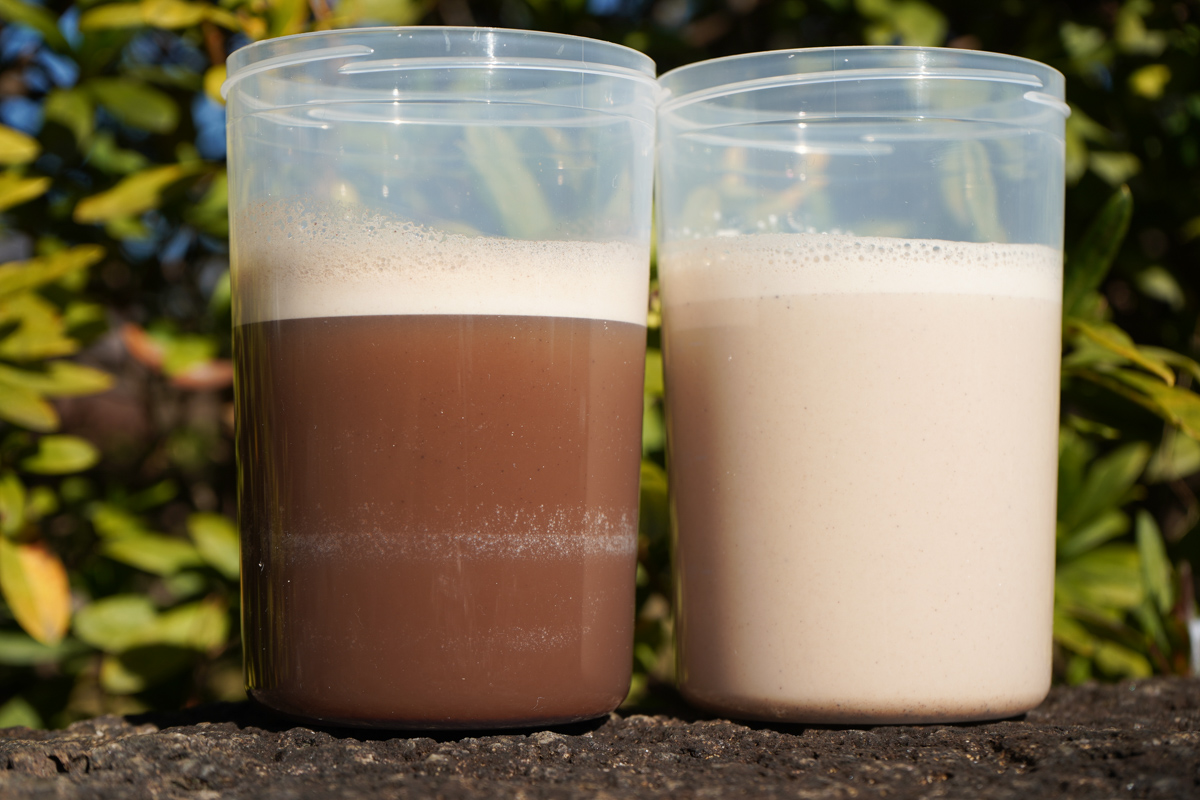 左は水で溶かしたもの、右は牛乳を溶かしたもの。見た目、味ともに大きく異なる