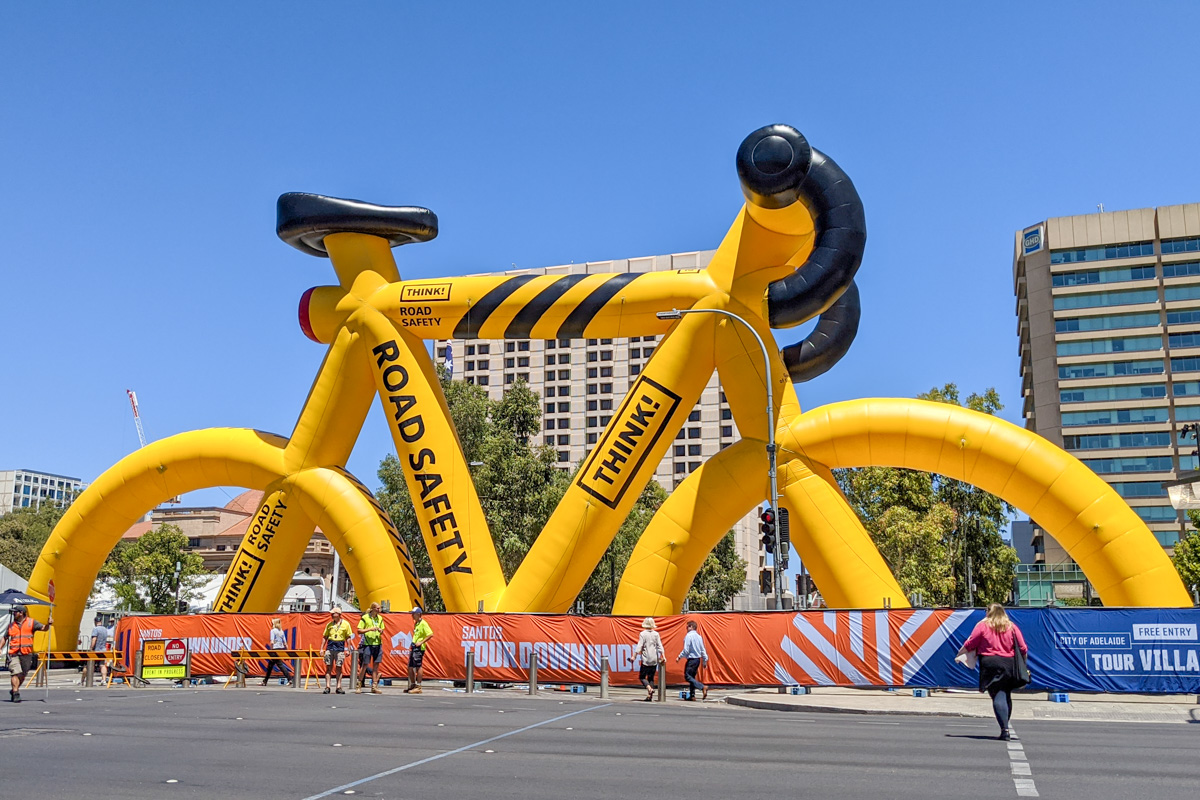 アデレードの中心部に出現した巨大自転車バルーン。自転車の事故防止を呼びかけている