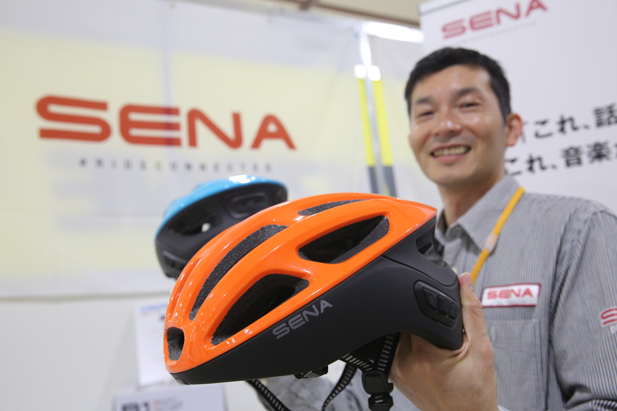インターコムヘッドセット内蔵のスマートサイクリングヘルメット　SENA